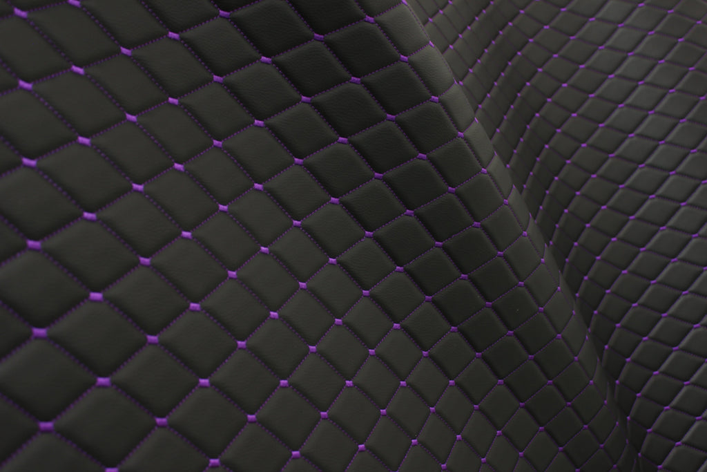 Tela de tapicería de coche de imitación de cuero con textura de vinilo negro y acolchado morado | 5 x 8 cm, puntada de diamante con espuma | 140 cm y 140 cm de ancho | Cuero artificial