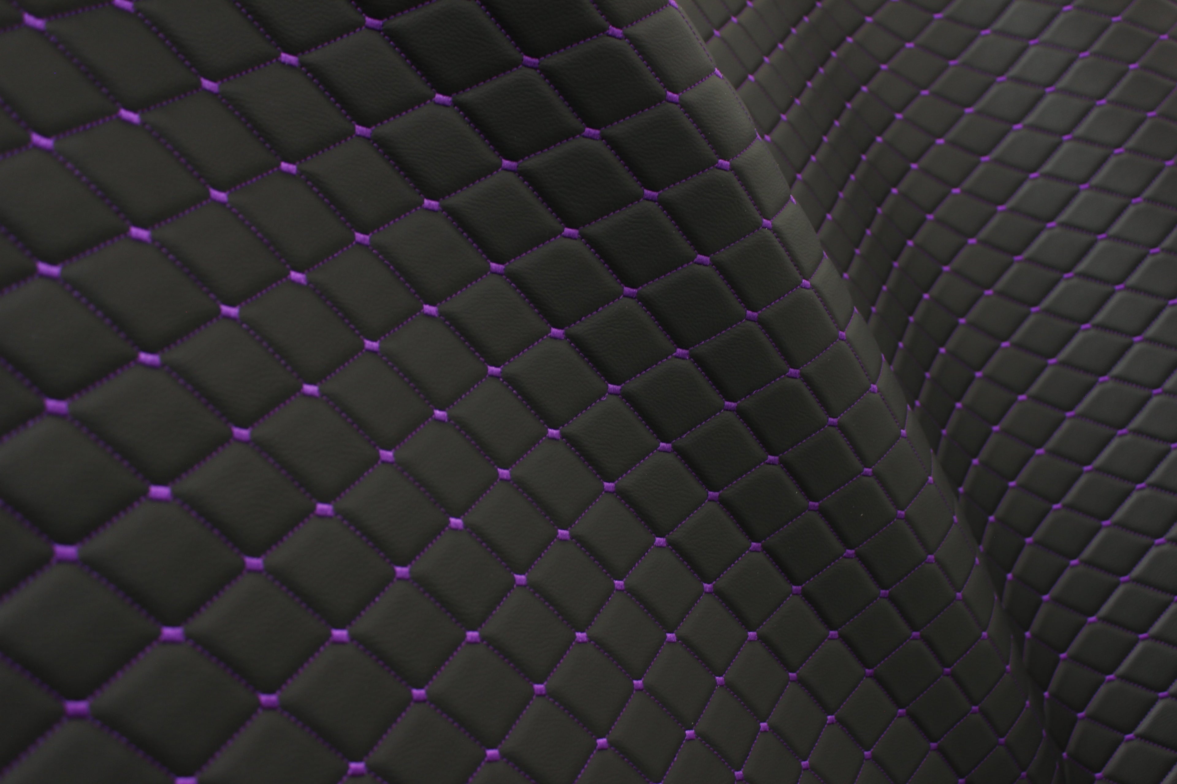 Tela de tapicería de coche de imitación de cuero con textura de vinilo negro y acolchado morado | 5 x 8 cm, puntada de diamante con espuma | 140 cm y 140 cm de ancho | Cuero artificial