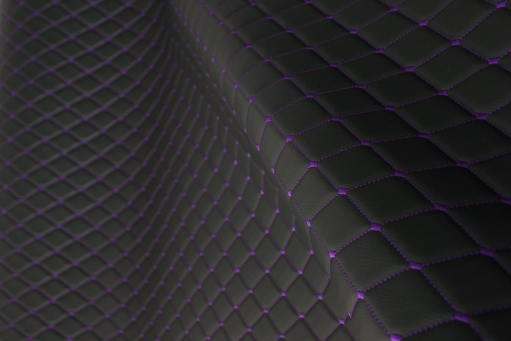 Tela de tapicería de coche de imitación de cuero con textura de vinilo negro y acolchado morado | 5 x 8 cm, puntada de diamante con espuma | 140 cm y 140 cm de ancho | Cuero artificial