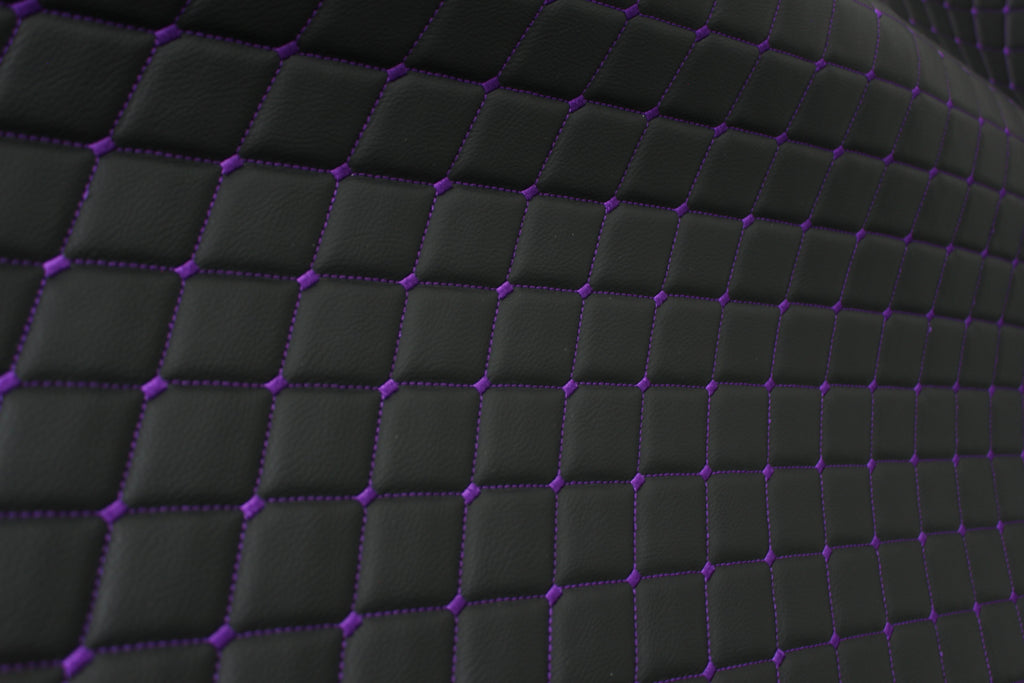 Tela de tapicería de coche de imitación de cuero con textura de vinilo negro y acolchado morado | 5 x 8 cm, puntada de diamante con espuma | 140 cm y 140 cm de ancho | Cuero artificial