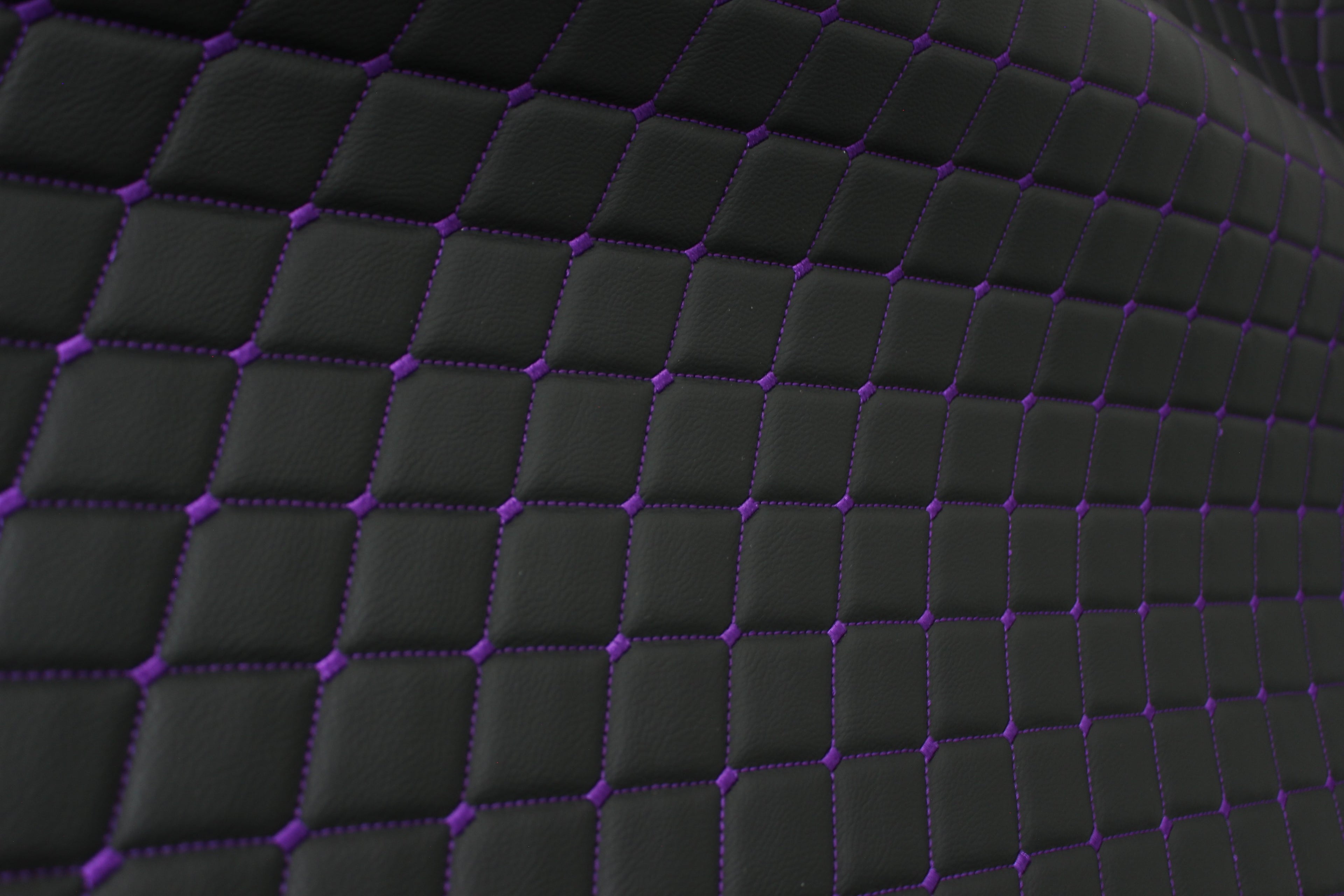 Tela de tapicería de coche de imitación de cuero con textura de vinilo negro y acolchado morado | 5 x 8 cm, puntada de diamante con espuma | 140 cm y 140 cm de ancho | Cuero artificial