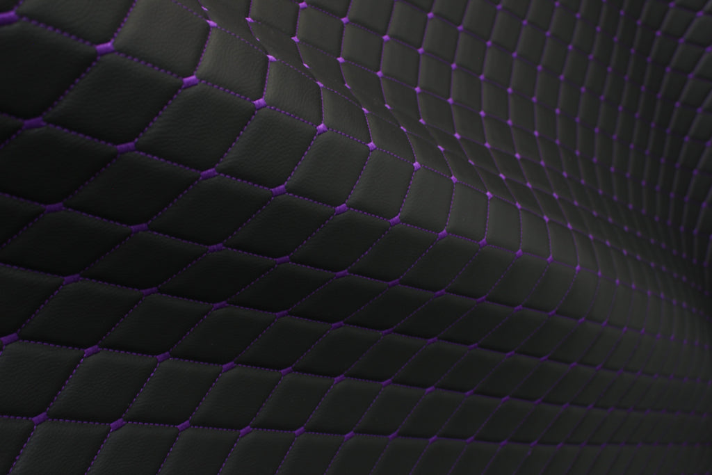 Tela de tapicería de coche de imitación de cuero con textura de vinilo negro y acolchado morado | 5 x 8 cm, puntada de diamante con espuma | 140 cm y 140 cm de ancho | Cuero artificial