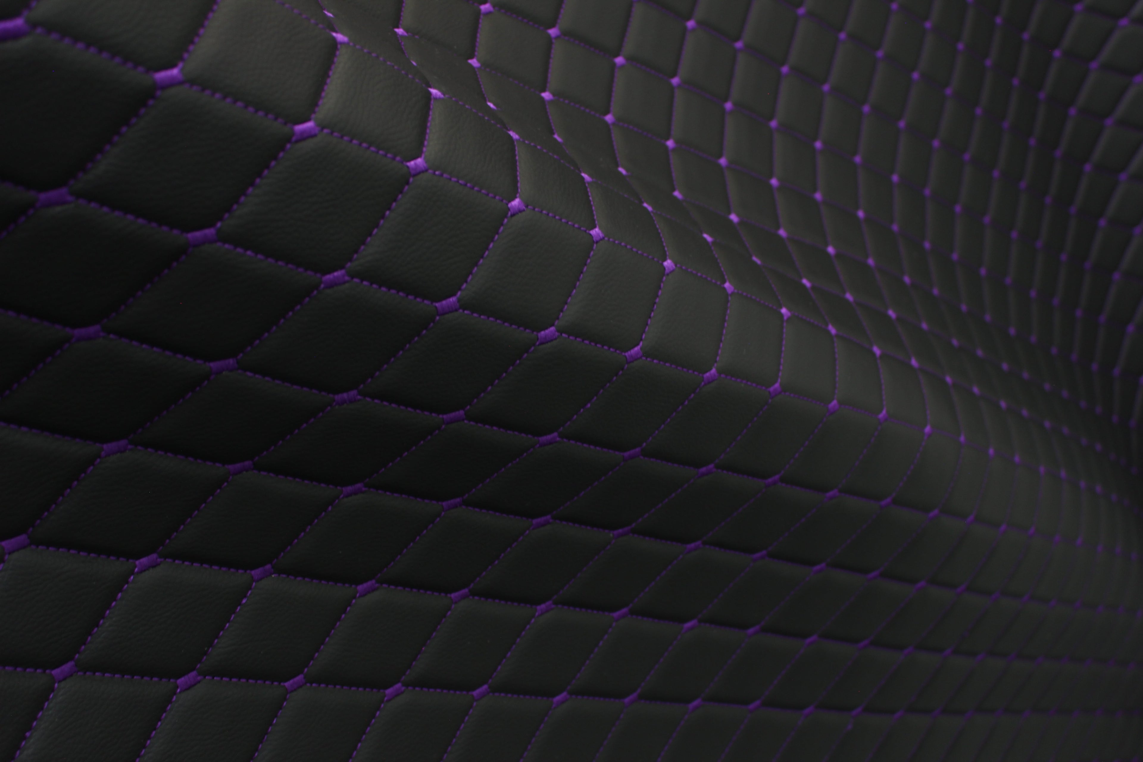 Tela de tapicería de coche de imitación de cuero con textura de vinilo negro y acolchado morado | 5 x 8 cm, puntada de diamante con espuma | 140 cm y 140 cm de ancho | Cuero artificial