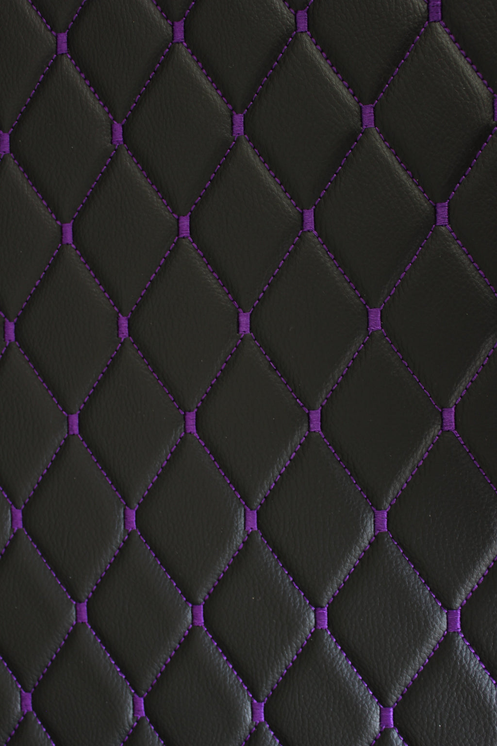Tela de tapicería de coche de imitación de cuero con textura de vinilo negro y acolchado morado | 5 x 8 cm, puntada de diamante con espuma | 140 cm y 140 cm de ancho | Cuero artificial