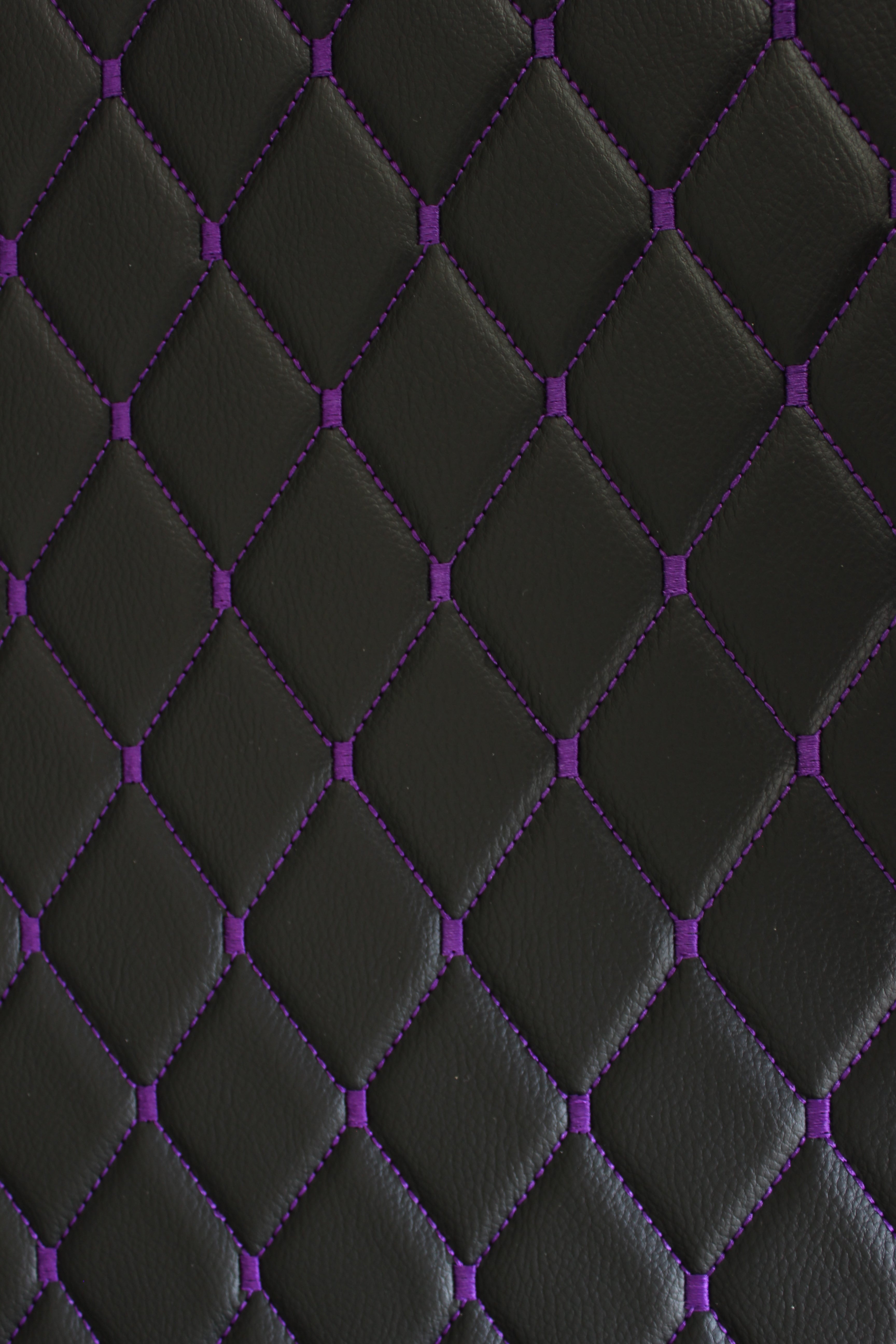 Tela de tapicería de coche de imitación de cuero con textura de vinilo negro y acolchado morado | 5 x 8 cm, puntada de diamante con espuma | 140 cm y 140 cm de ancho | Cuero artificial