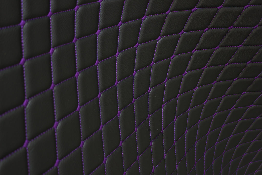 Tela de tapicería de coche de imitación de cuero con textura de vinilo negro y acolchado morado | 5 x 8 cm, puntada de diamante con espuma | 140 cm y 140 cm de ancho | Cuero artificial