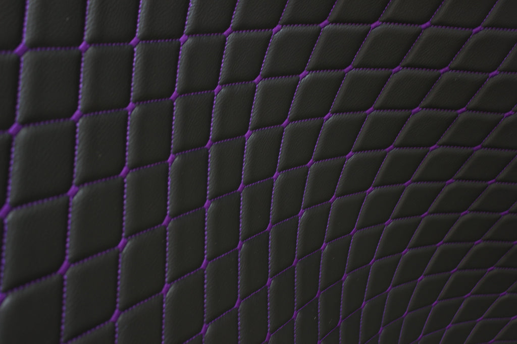 Tela de tapicería de coche de imitación de cuero con textura de vinilo negro y acolchado morado | 5 x 8 cm, puntada de diamante con espuma | 140 cm y 140 cm de ancho | Cuero artificial