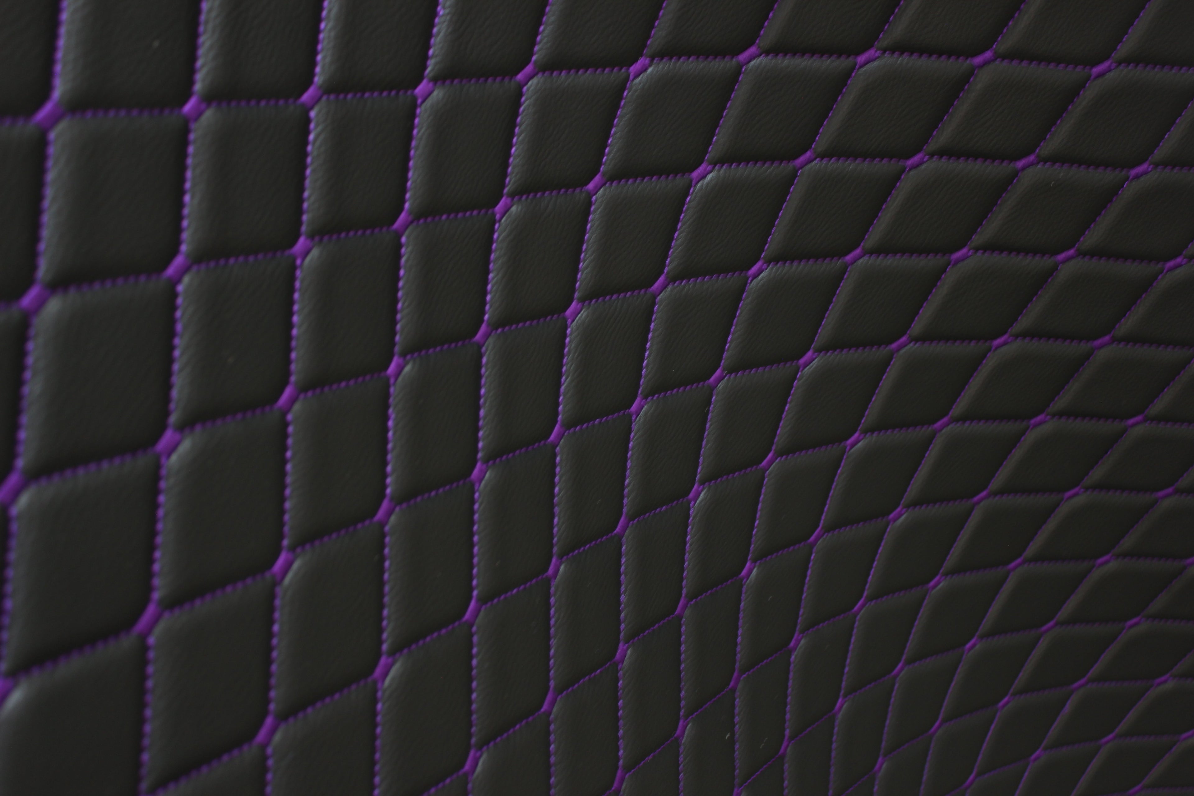 Tela de tapicería de coche de imitación de cuero con textura de vinilo negro y acolchado morado | 5 x 8 cm, puntada de diamante con espuma | 140 cm y 140 cm de ancho | Cuero artificial