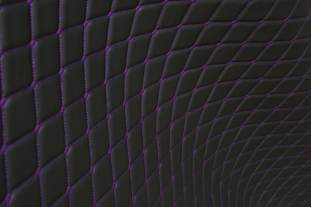 Tela de tapicería de coche de imitación de cuero con textura de vinilo negro y acolchado morado | 5 x 8 cm, puntada de diamante con espuma | 140 cm y 140 cm de ancho | Cuero artificial