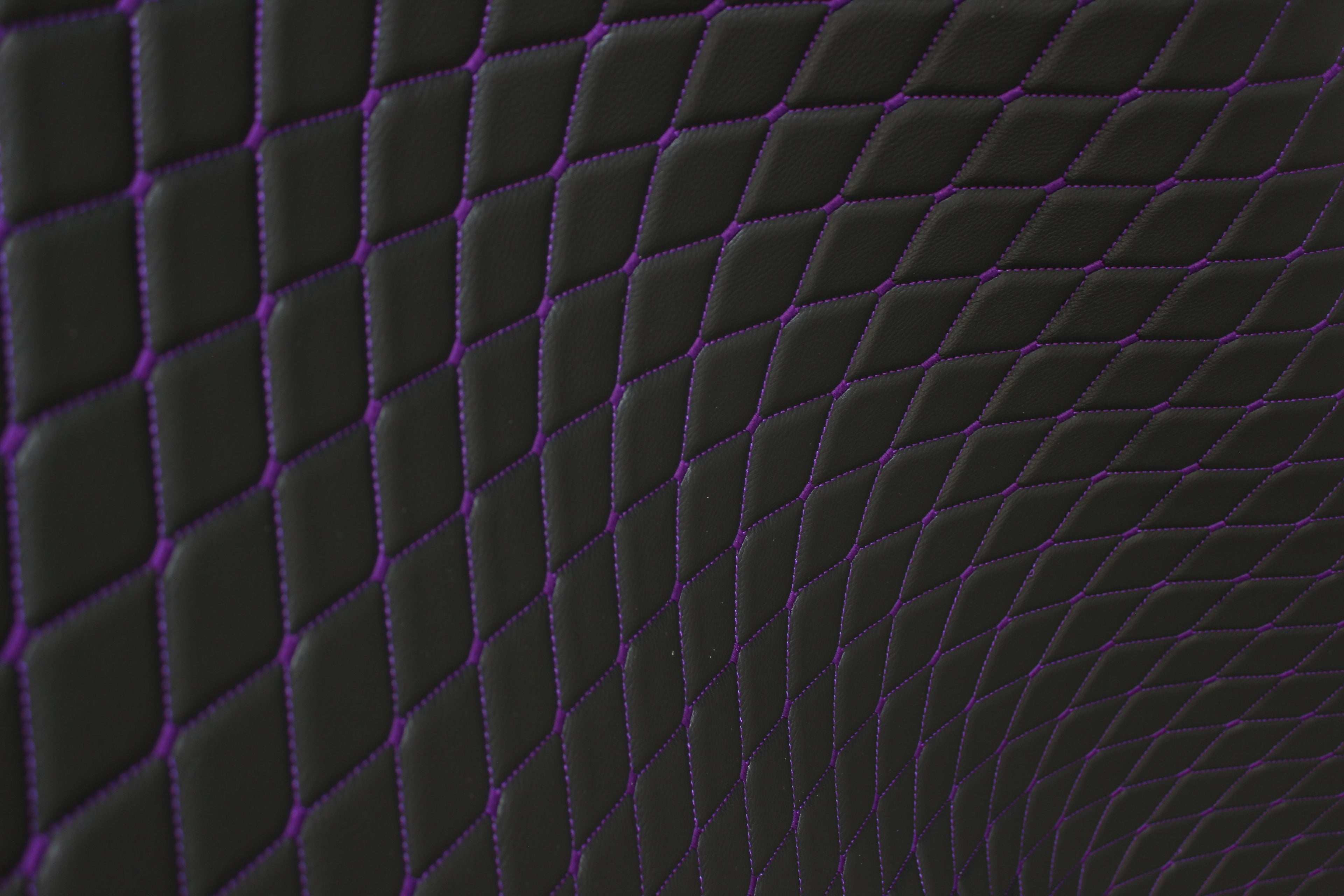 Tela de tapicería de coche de imitación de cuero con textura de vinilo negro y acolchado morado | 5 x 8 cm, puntada de diamante con espuma | 140 cm y 140 cm de ancho | Cuero artificial