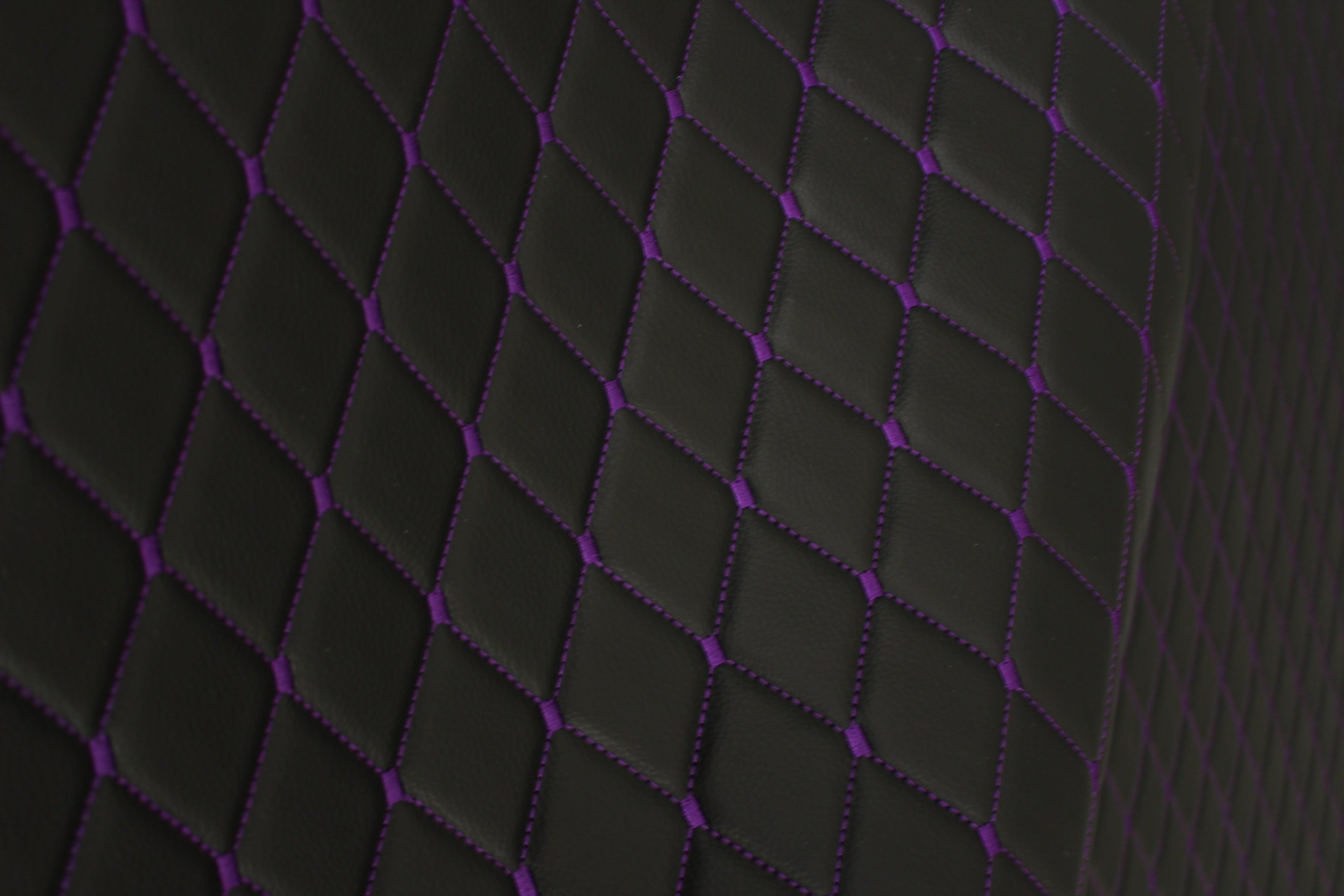 Tela de tapicería de coche de imitación de cuero con textura de vinilo negro y acolchado morado | 5 x 8 cm, puntada de diamante con espuma | 140 cm y 140 cm de ancho | Cuero artificial