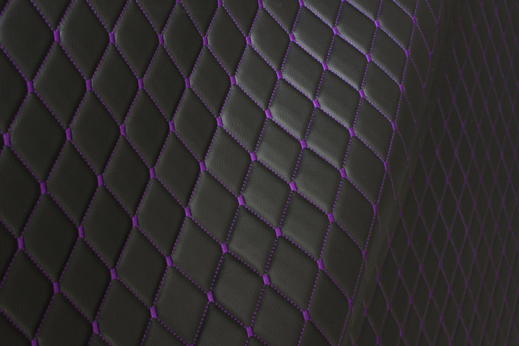 Tela de tapicería de coche de imitación de cuero con textura de vinilo negro y acolchado morado | 5 x 8 cm, puntada de diamante con espuma | 140 cm y 140 cm de ancho | Cuero artificial