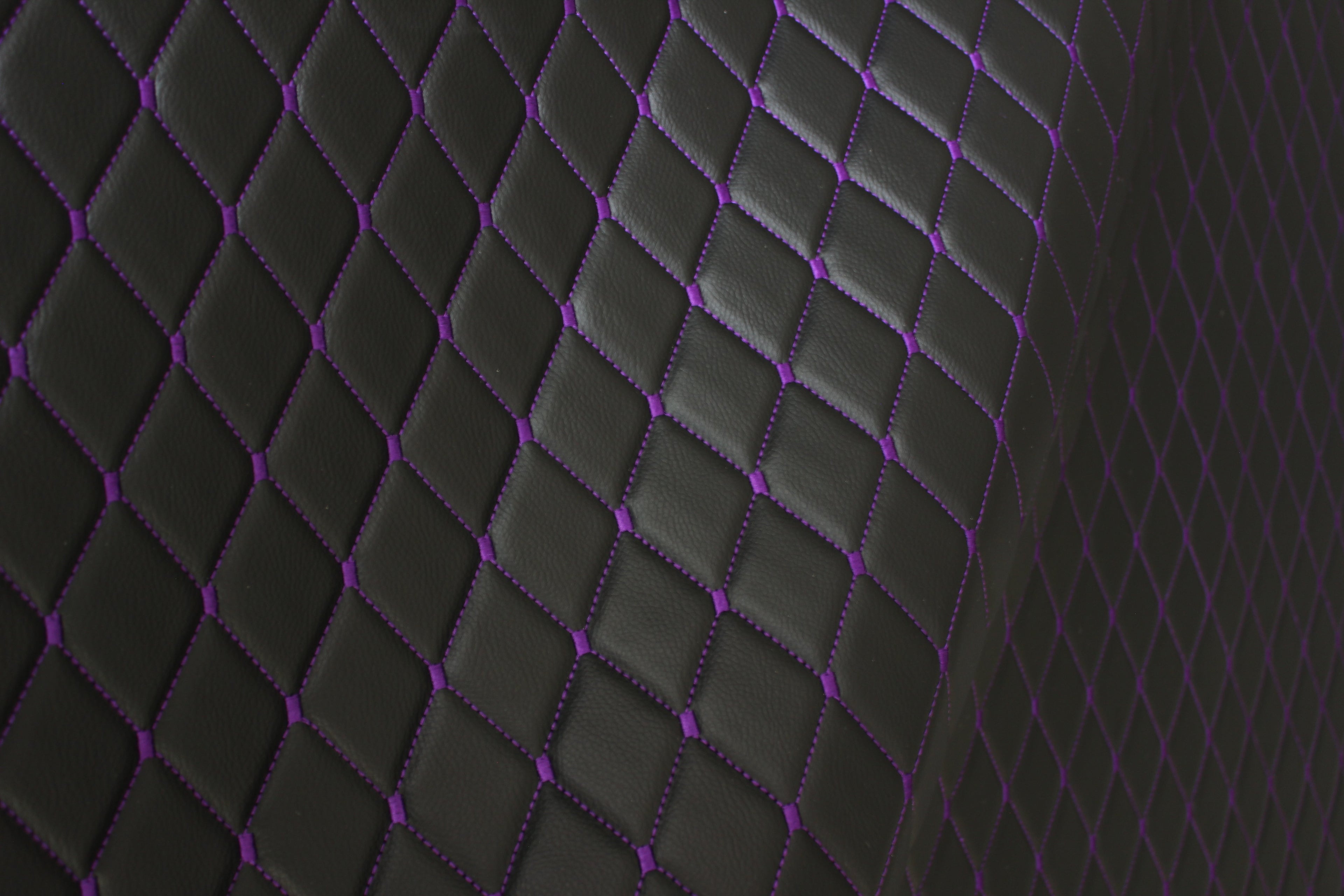 Tela de tapicería de coche de imitación de cuero con textura de vinilo negro y acolchado morado | 5 x 8 cm, puntada de diamante con espuma | 140 cm y 140 cm de ancho | Cuero artificial