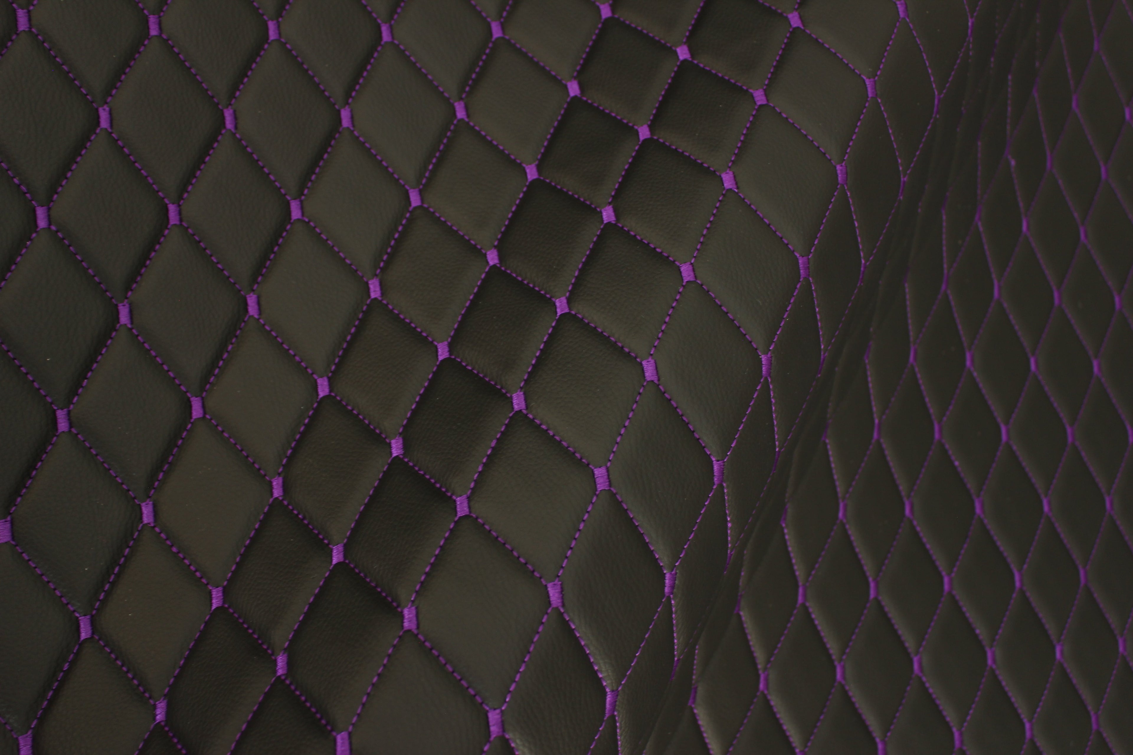 Tela de tapicería de coche de imitación de cuero con textura de vinilo negro y acolchado morado | 5 x 8 cm, puntada de diamante con espuma | 140 cm y 140 cm de ancho | Cuero artificial