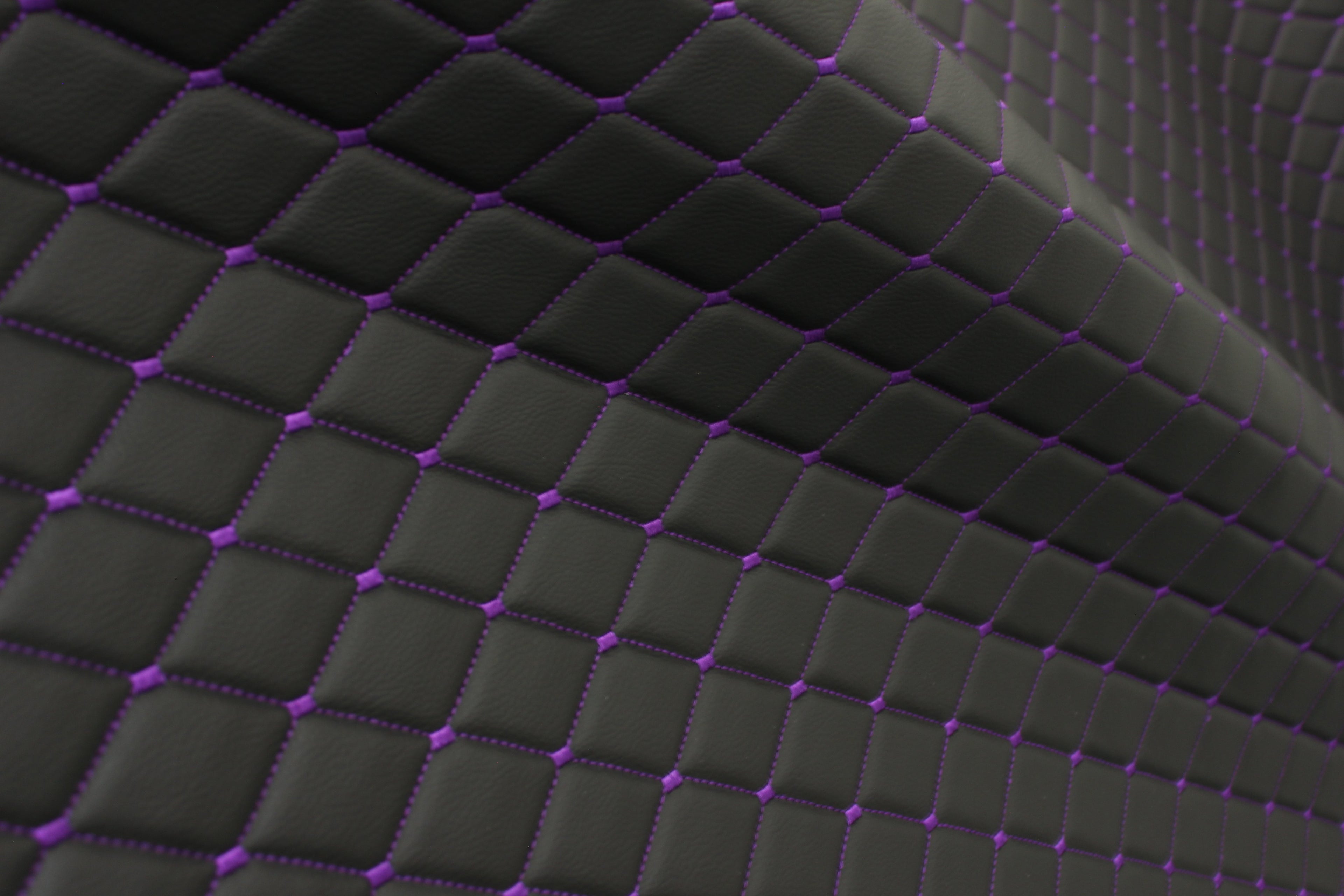 Tela de tapicería de coche de imitación de cuero con textura de vinilo negro y acolchado morado | 5 x 8 cm, puntada de diamante con espuma | 140 cm y 140 cm de ancho | Cuero artificial