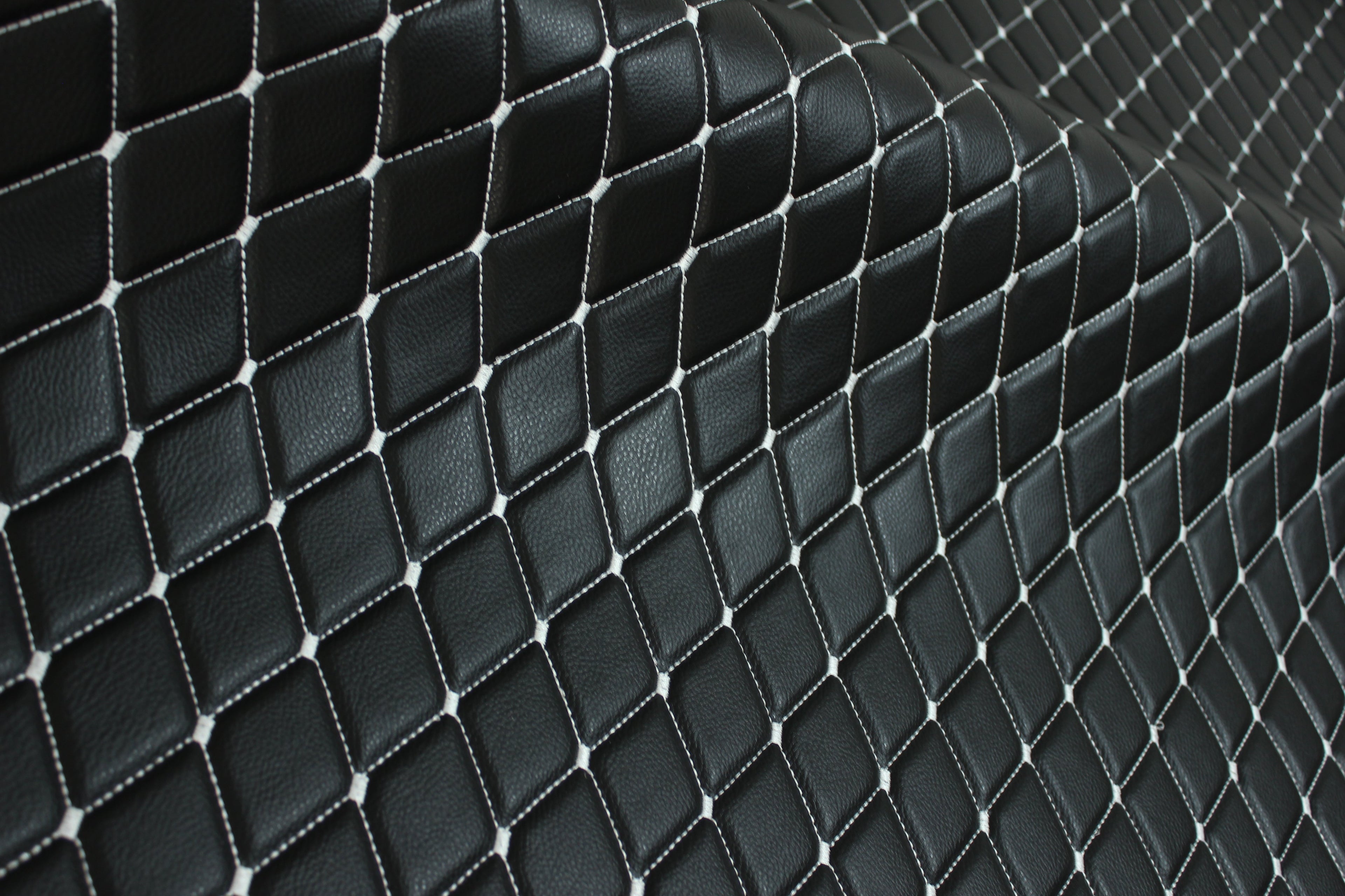 Tela para tapicería de coche de piel sintética con veta de vinilo, acolchada, blanca y negra | 5 x 8 cm, puntada de rombo grande con espuma | 140 cm y 140 cm de ancho | Piel sintética