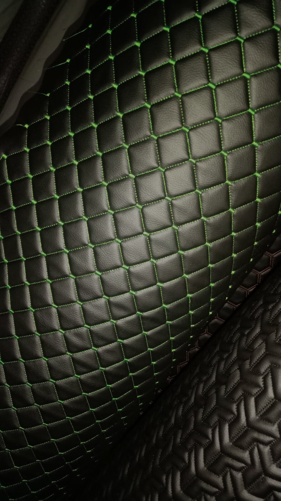 Tela de vinilo acolchado de imitación de cuero para tapicería de coche, color negro y verde oscuro | 5 x 5 cm, puntada de diamante con espuma de 5 mm | 140 cm de ancho | Automotriz