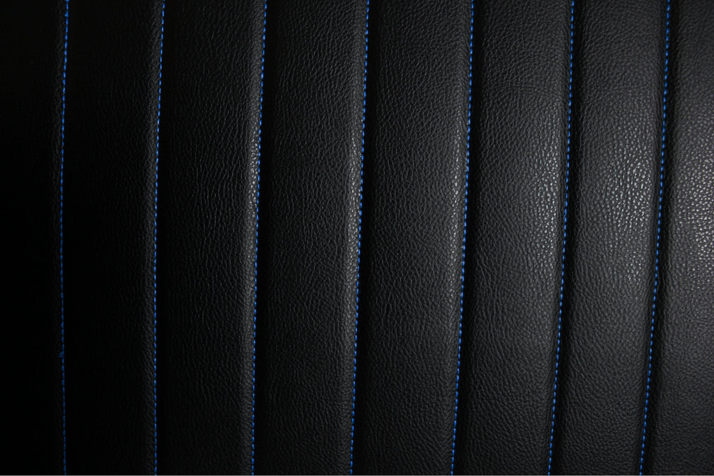 Tela de vinilo sintético acolchado azul y negro para tapicería de coche | 5 cm x 5 cm, puntada de patrón con refuerzo de espuma de 5 mm | 140 cm de ancho | Automotriz