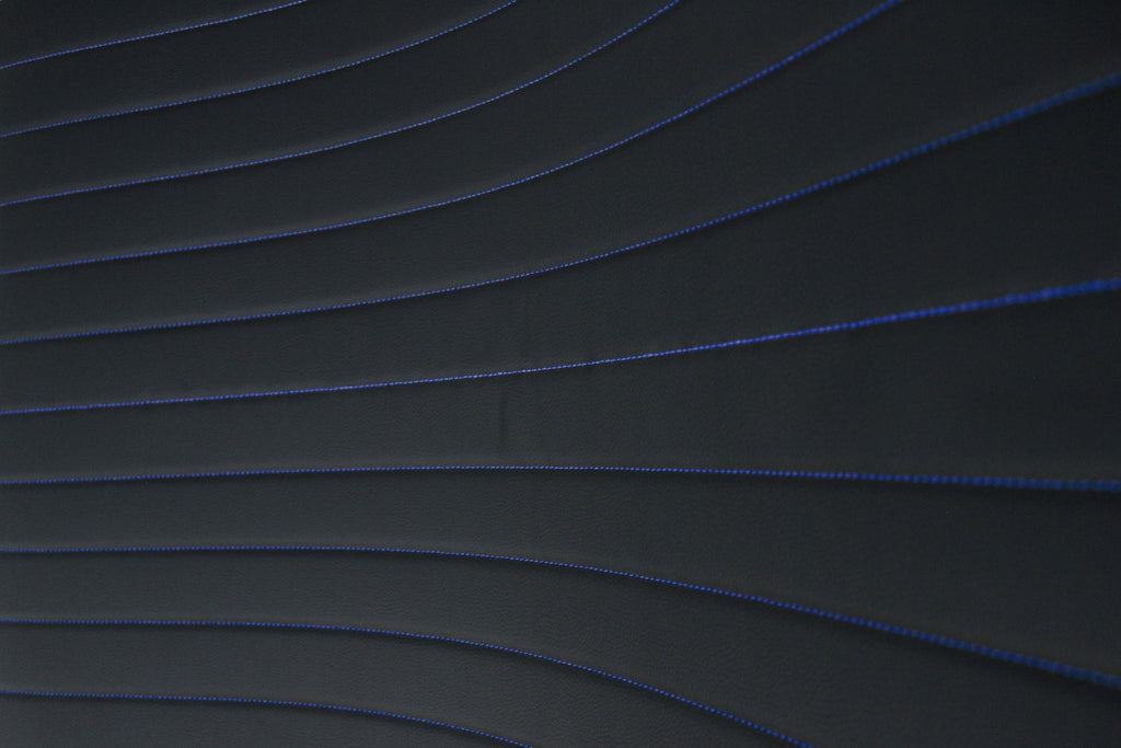 Tela de vinilo sintético acolchado azul y negro para tapicería de coche | 5 cm x 5 cm, puntada de patrón con refuerzo de espuma de 5 mm | 140 cm de ancho | Automotriz